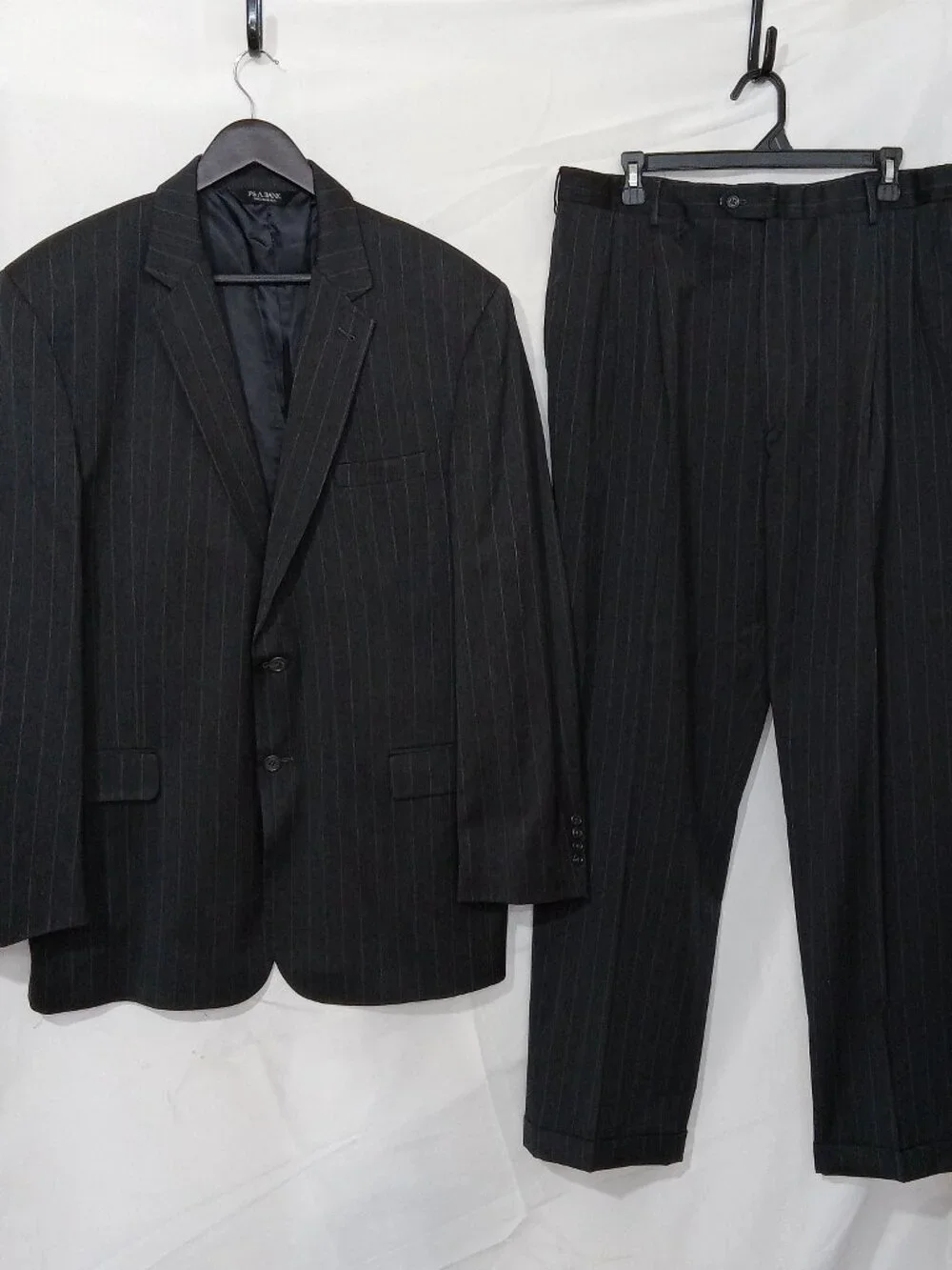 Jos A Bank Gordon Mens 100 Wool Pinstripe Suit 46L 42x32 Black 2 Button Pleated